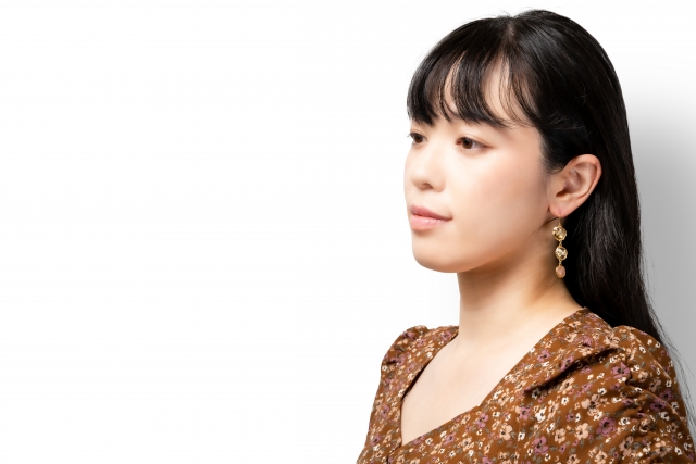 ピアス女性