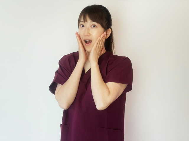 驚く女性