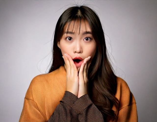 驚く女性