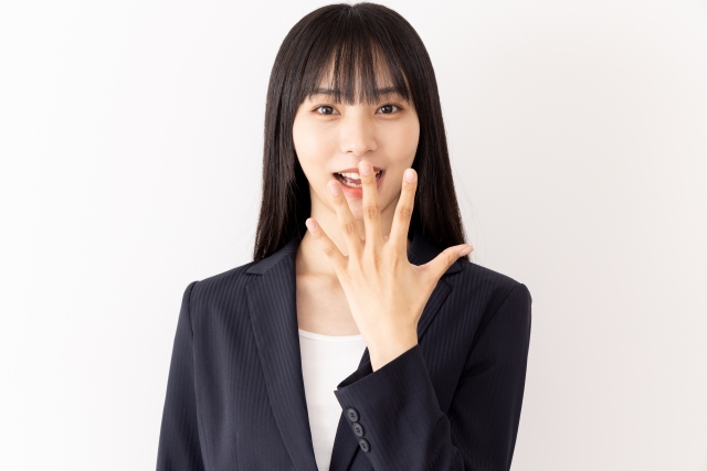 驚く女性
