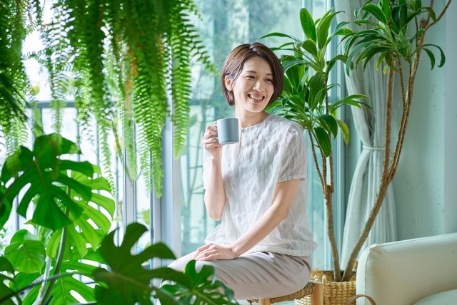 女性と観葉植物