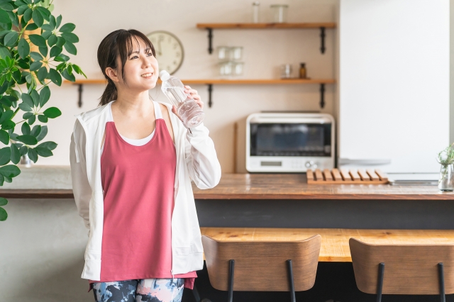 水飲む女性